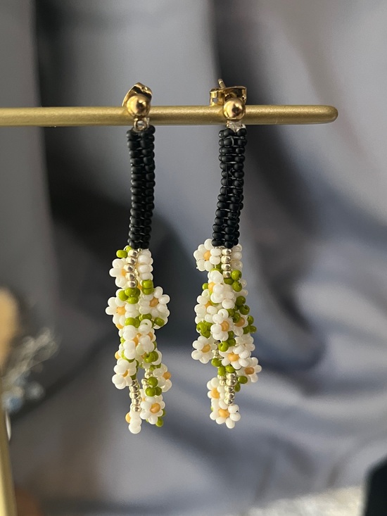 Jewelry - Ivory Beaded Daisy Bouquet Floral Stud Earrings - ball post